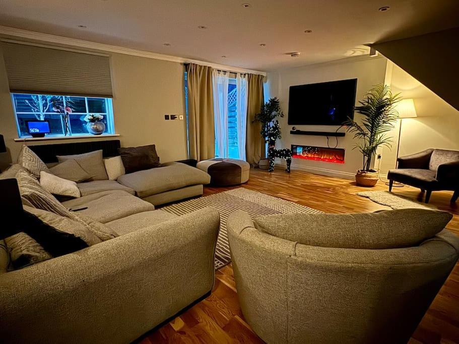 Вілла Entire House With A Large Lounge Leverstock Green Екстер'єр фото